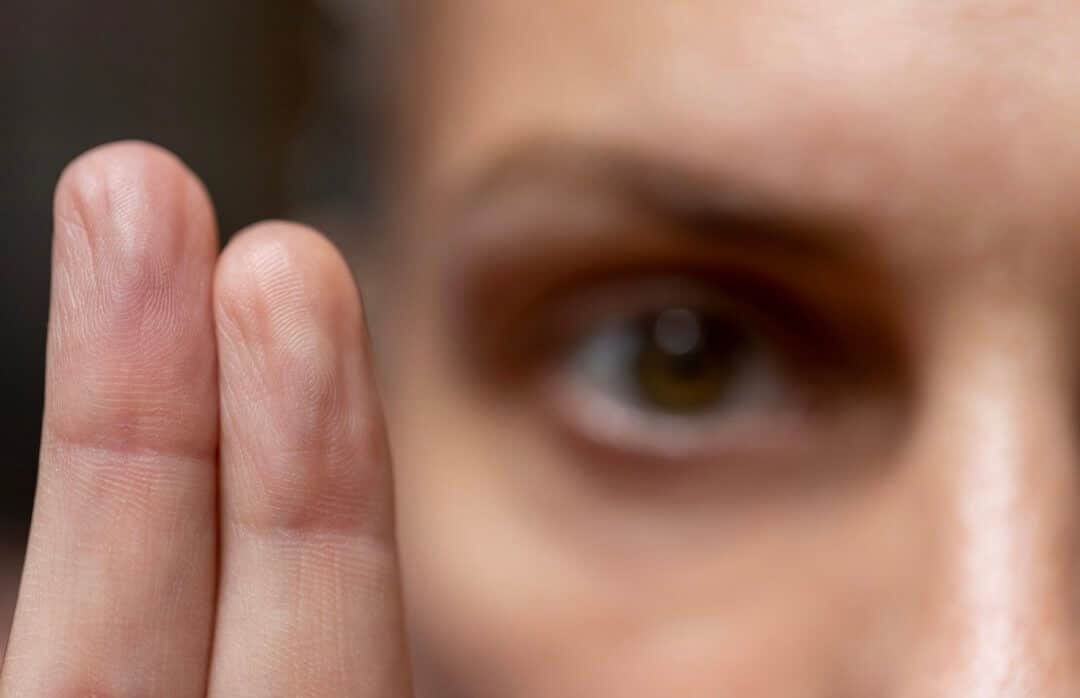 fingers close human eye