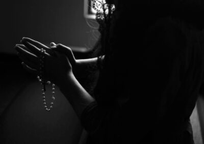 woman praying with rosary