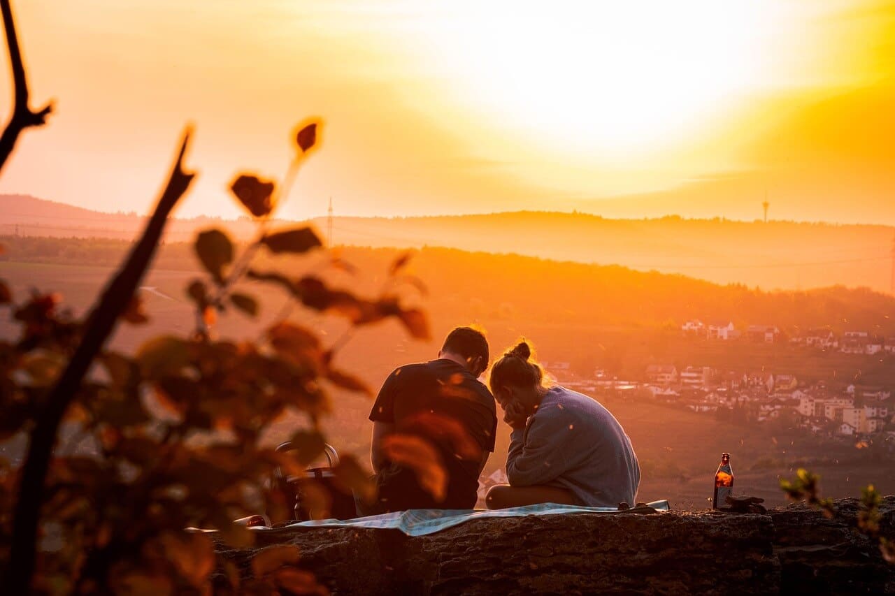 couple on romantic picnic date